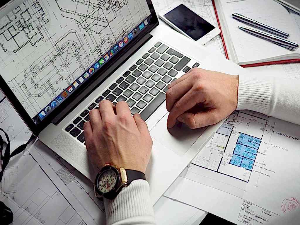 Praca projektanta wnętrz nad planami mieszkań