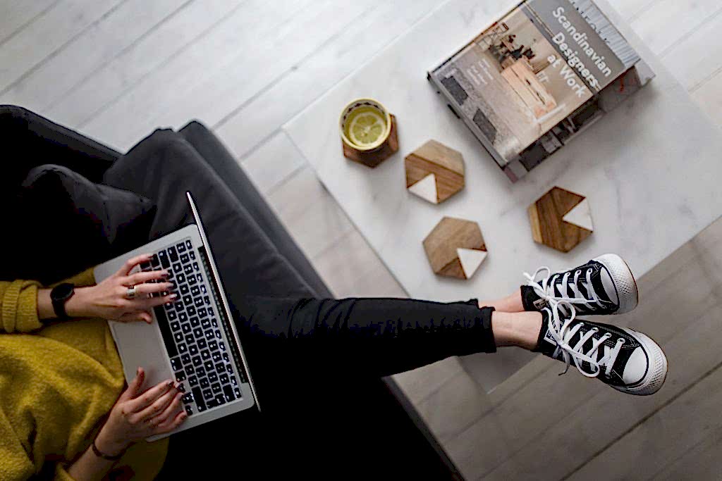 Praca architekta wnętrz na laptopie