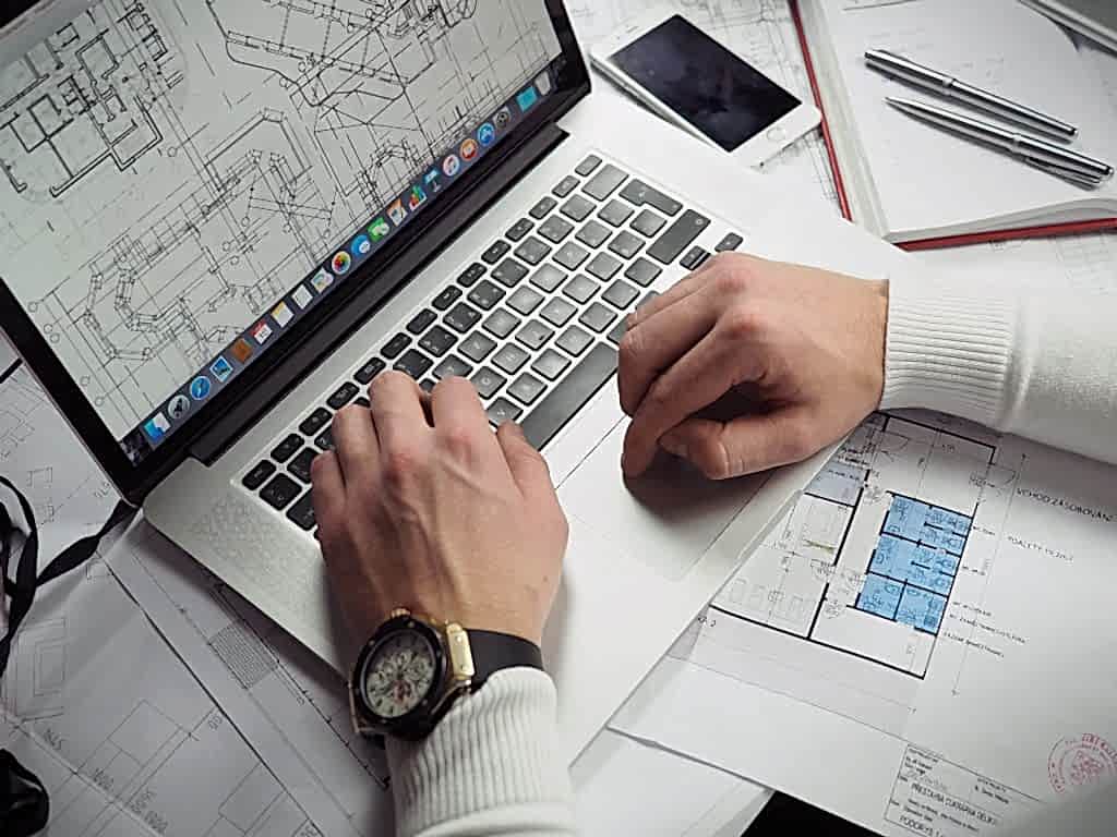 praca z planami architektonicznymi wnętrz przy biurku